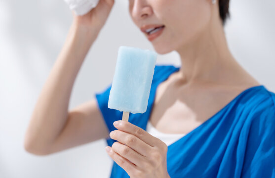 アイスを食べる女性