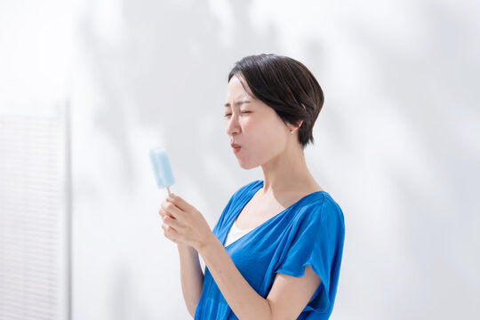 アイスを食べる女性