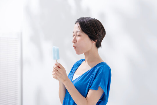 アイスを食べる女性