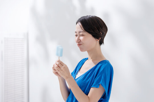アイスを食べる女性