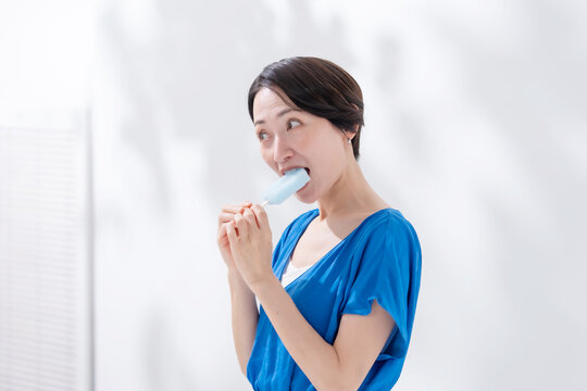 アイスを食べる女性