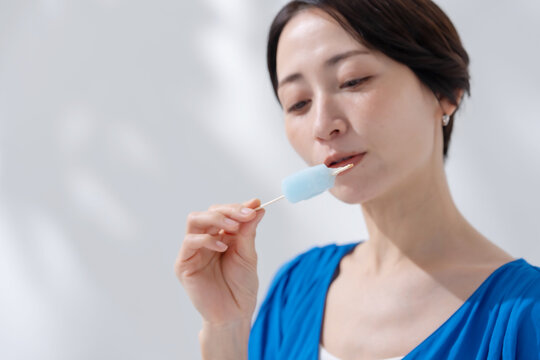 アイスを食べる女性