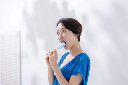アイスを食べる女性