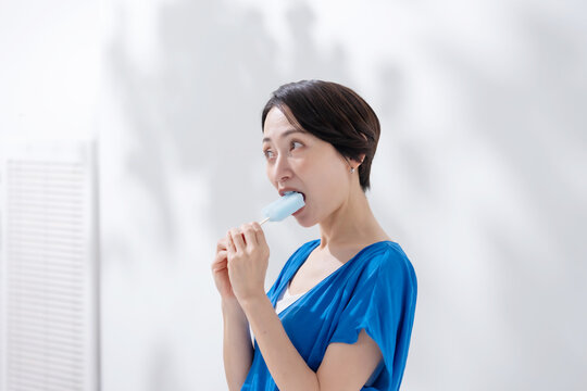 アイスを食べる女性