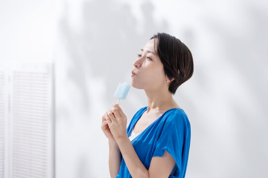 アイスを食べる女性