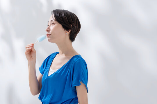 アイスを食べる女性
