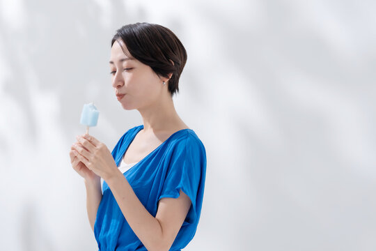 アイスを食べる女性