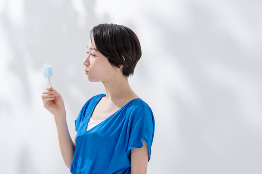 アイスを食べる女性