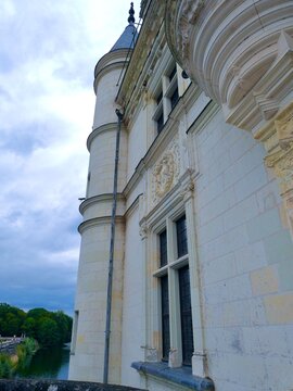 Fa&ccedil;ade en pierre sculpt&eacute;e et tour d'angle d'un ch&acirc;teau de la Renaissance en contre-plong&eacute;e