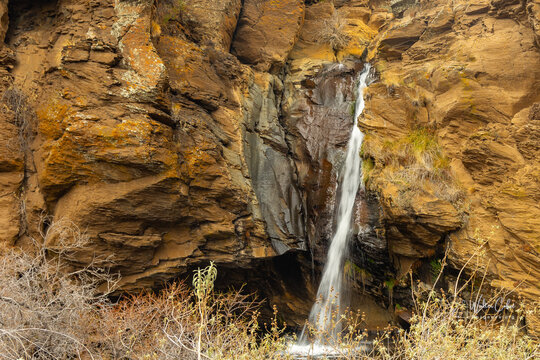 paisaje natural con elementos de agua (cascada) y formaci&oacute;n rocosa prominente 