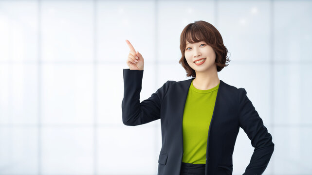 指差しをする笑顔の女性・ビジネスウーマン, Smiling Businesswoman Pointing Up