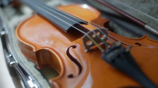 ケースに収められたバイオリンのクローズアップ 弦楽器の美しいディテール 4K