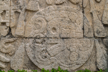 Obraz premium Close up of the stone relief carving depicting a skull inside a ball representing sacrifice trophy on the Great Ball Court wall in Chichen Itza, Mexico