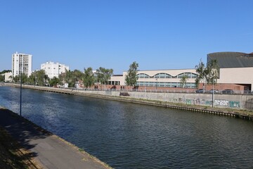 Fototapeta premium Canal de dérivation de la rivière la Scarpe, ville de Douai, département du Nord, France