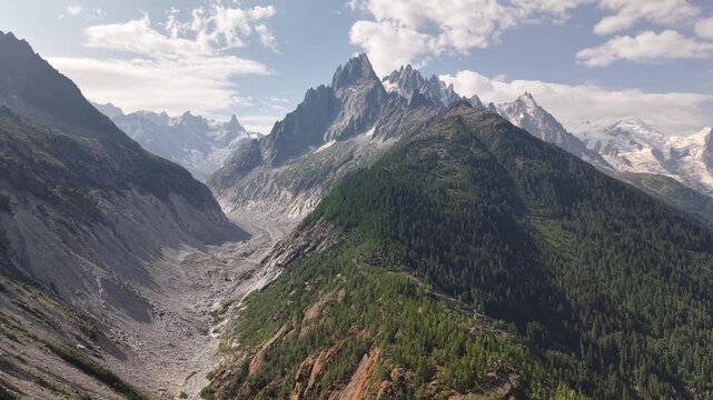 Vall&eacute;e glaciaire de la Mer de Glace dans le massif du Mont-Blanc &agrave; Chamonix