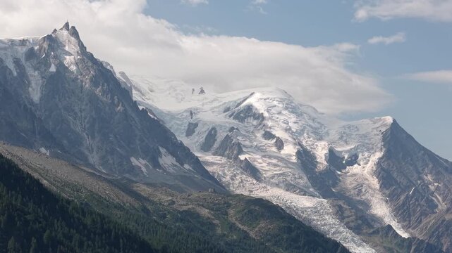 Glacier et sommets enneig&eacute;s du massif du Mont-Blanc &agrave; Chamonix en &eacute;t&eacute;