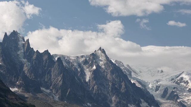 Cime enneig&eacute;e du massif du Mont-Blanc dominant les nuages &agrave; Chamonix