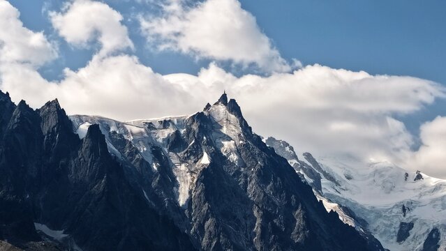 Sommet rocheux du massif du Mont-Blanc &eacute;mergeant des nuages &agrave; Chamonix