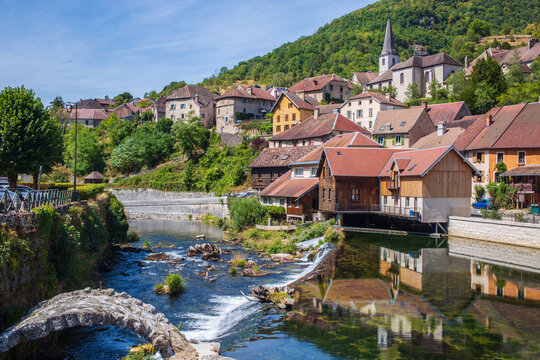Lods, village au bord de la Loue, maisons et clocher de l'&eacute;glise Saint-Th&eacute;odule. Class&eacute; parmi les plus beaux villages de France, d&eacute;partement du Doubs, France.