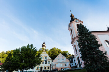 Kościół parafialny i stare kamienica miasteczka Stramberk Czechy © kubikactive