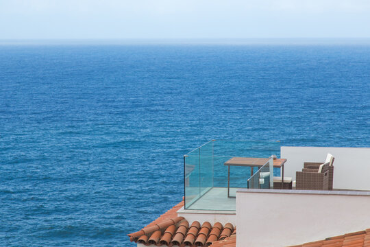 Terrazzino con tavolino e siede affacciato sul mare