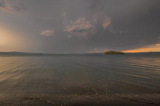 Lago di Bolsena - Isola Martana con temporale