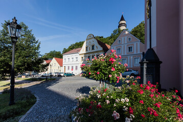 Kościół parafialny i stare kamienica miasteczka Stramberk Czechy © kubikactive