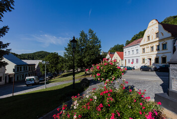 Kościół parafialny i stare kamienica miasteczka Stramberk Czechy © kubikactive
