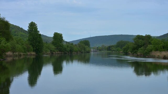 Fluss mit Staumauer und gr&uuml;nen H&uuml;geln, unter klarem Himmel, Main, Wasserkraftwerk Steinbach, Lohr am Main, Landkreis Main-Spessart, Spessart, Mainfranken, Unterfranken, Bayern, Deutschland