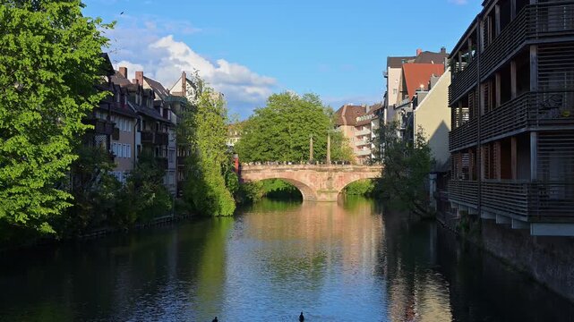 Malerische Br&uuml;cke &uuml;ber einen Fluss, flankiert von historischen Geb&auml;uden, Pegnitz, N&uuml;rnberg, Mittelfranken, Bayern, Deutschland