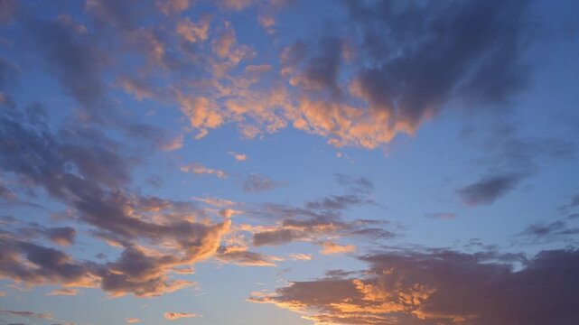 Wolken beleuchtet von einem dramatischen Sonnenuntergang in Blau und Orange am Abendhimmel, Sommer, Gro&szlig;heubach, Miltenberg, Spessart, Bayern, Deutschland