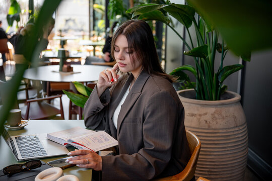 Businesswoman balancing work and life in a cafe