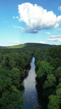 Vista a&eacute;rea del arroyo y cerros del Chap&aacute; en Alberdi, Misiones, Argentina