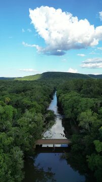Vista a&eacute;rea del arroyo y cerros del Chap&aacute; en Alberdi, Misiones, Argentina