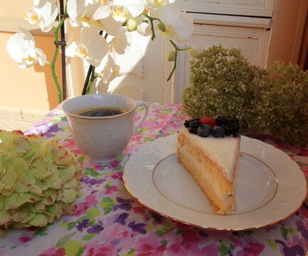 Colazione all'aperto torta e caffe