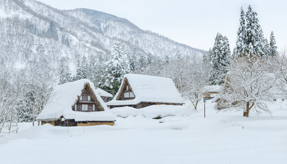 富山_積雪する五箇山相倉集落の風景 © BSJ