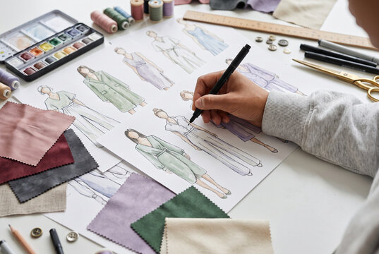 女性ファッションデザインのスケッチと布地サンプルを用いた創作作業風景：服飾教育・ブランド企画資料