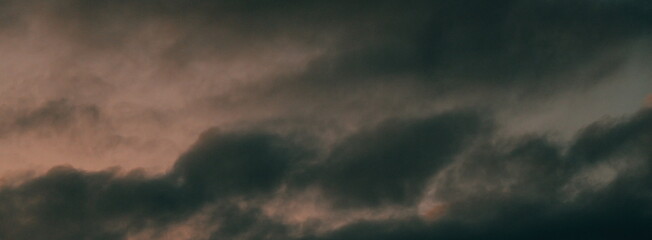 Obraz premium Dark stormy clouds filling the sky creating a dramatic moody atmosphere for weather background