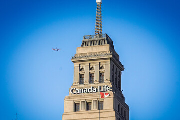 Obraz premium TORONTO, CANADA - DECEMBER 20, 2016: Canada Life sign displayed on the company's Toronto headquarters, with a Canadian flag on the facade, Canada Life is a canadian insurance company.
