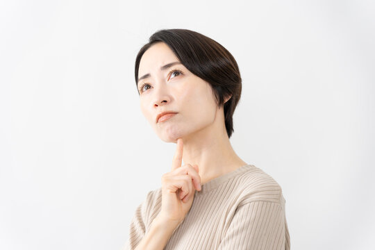 半袖ニット姿の女性　ライフスタイルイメージ