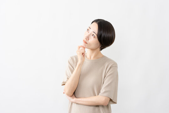 半袖ニット姿の女性　ライフスタイルイメージ