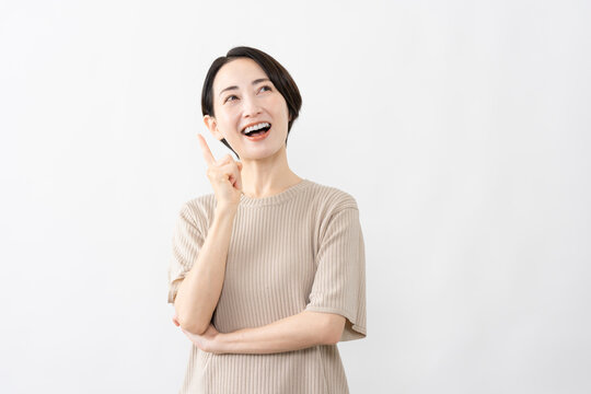 半袖ニット姿の女性　ライフスタイルイメージ