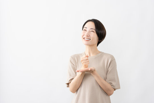 半袖ニット姿の女性　ライフスタイルイメージ