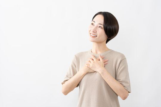 半袖ニット姿の女性　ライフスタイルイメージ