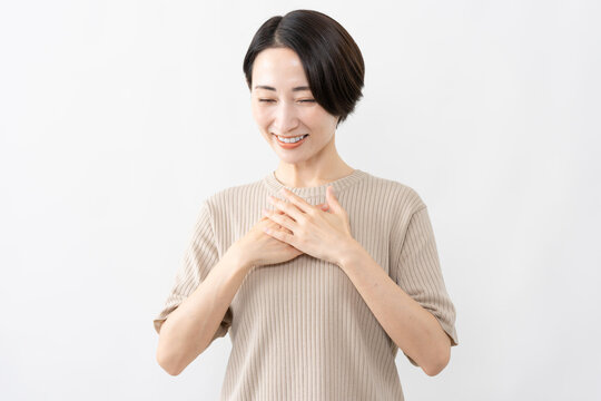 半袖ニット姿の女性　ライフスタイルイメージ