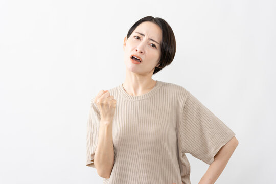 半袖ニット姿の女性　ライフスタイルイメージ
