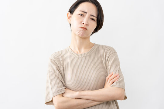 半袖ニット姿の女性　ライフスタイルイメージ
