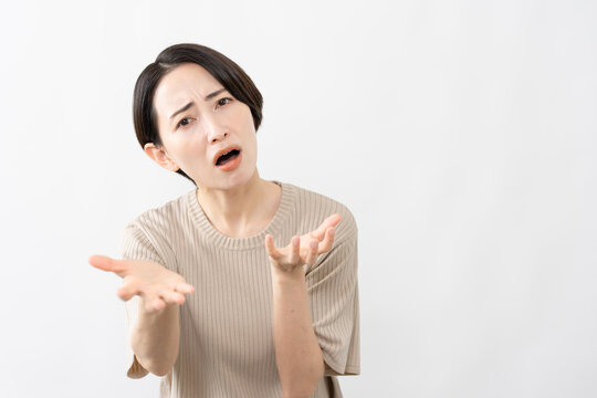 半袖ニット姿の女性　ライフスタイルイメージ