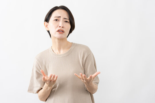半袖ニット姿の女性　ライフスタイルイメージ