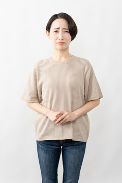 半袖ニット姿の女性　ライフスタイルイメージ